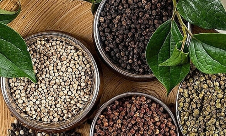 Tiêu trắng được làm ra như thế nào và vì sao đắt hơn tiêu đen